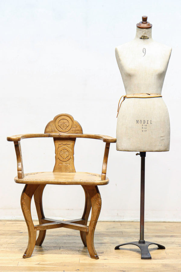 可憐な彫刻が優雅な佇まいを飾る軽井沢彫りの椅子　DC5433