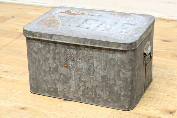 レトロ感溢れるブリキ製の箱　DC5435