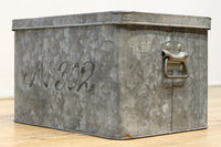 レトロ感溢れるブリキ製の箱　DC5435