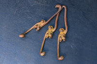3匹の猿が仲良く支え合う吊るし花器セット　DC5459　在庫1組