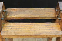ペンキの跡が残るレトロ感溢れる木製の脚立　DC5508