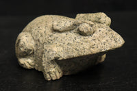 ころころと愛嬌のあるカエルの小型石像　DC5539