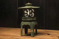 風情ある明りが灯る風格漂う青銅製の灯籠　DC5597