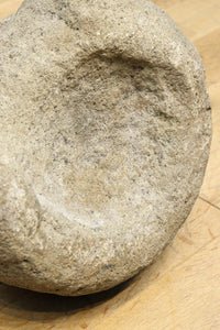自然な風合いの質感溢れる石鉢　DC5598