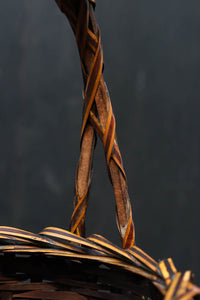 素敵な色合いの竹で編まれた花カゴ　DC5638