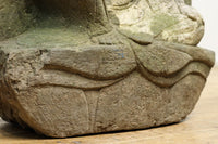 片膝を立てた姿を彫った重厚感溢れる石仏　DC5657