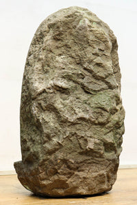 片膝を立てた姿を彫った重厚感溢れる石仏　DC5657
