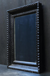 黒色額縁枠で落ち着いた雰囲気の壁掛け鏡　DC5666