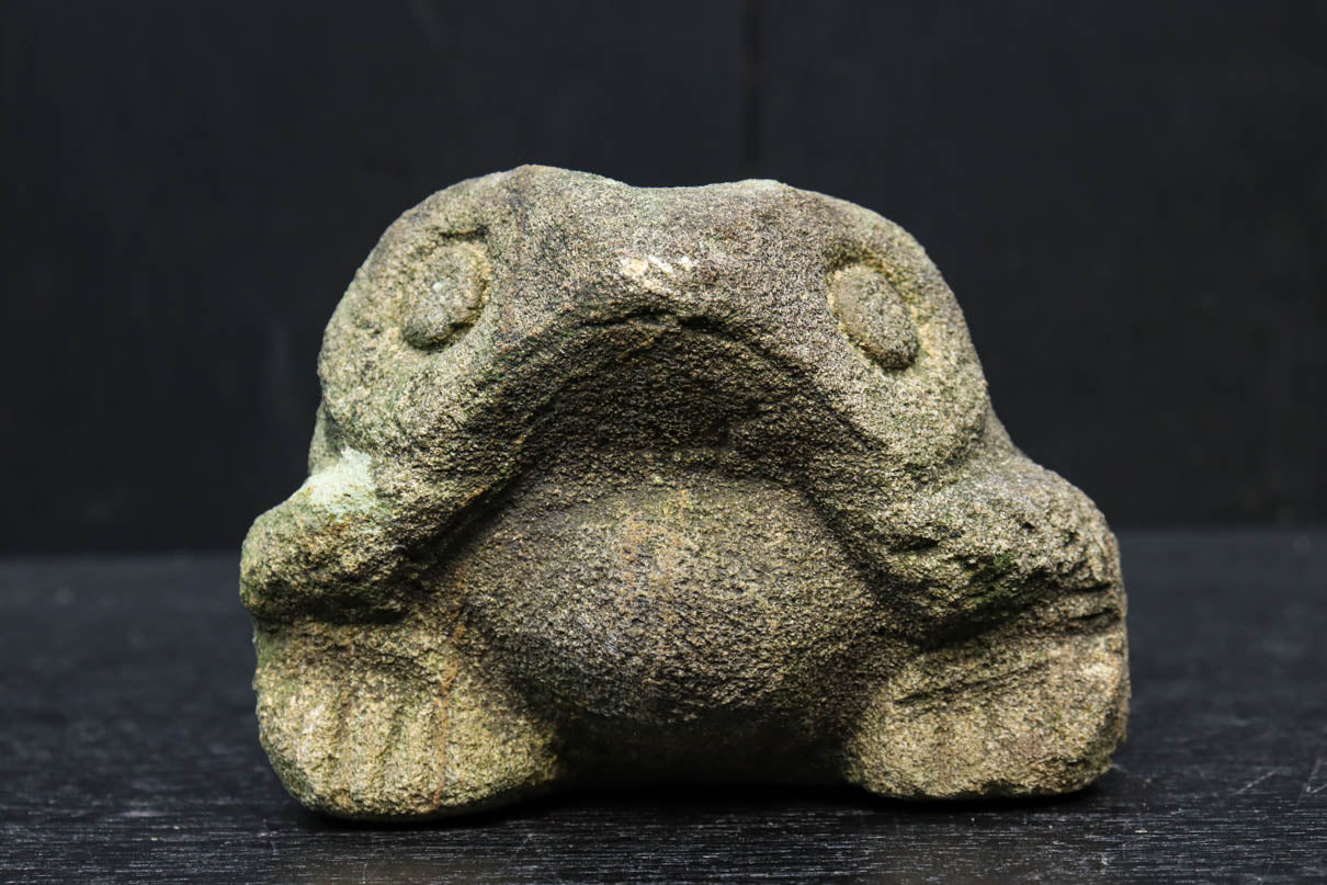 大きな目が印象的なカエルの石像　DC5751