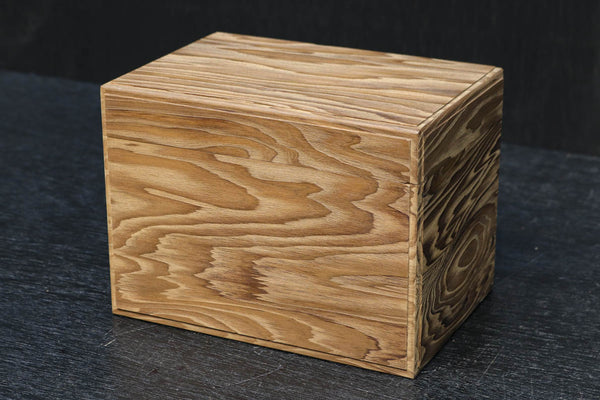 A small box with beautiful wood grain DC6636