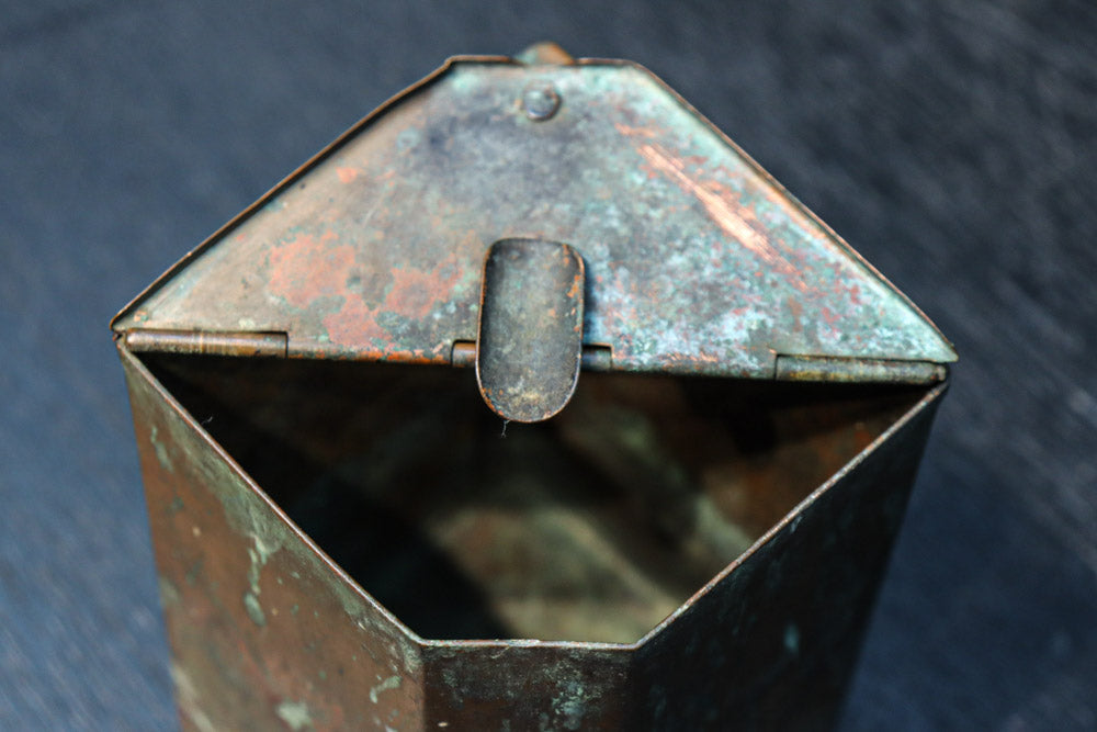 味わいが滲み出た銅製の小物入れ　DC7118