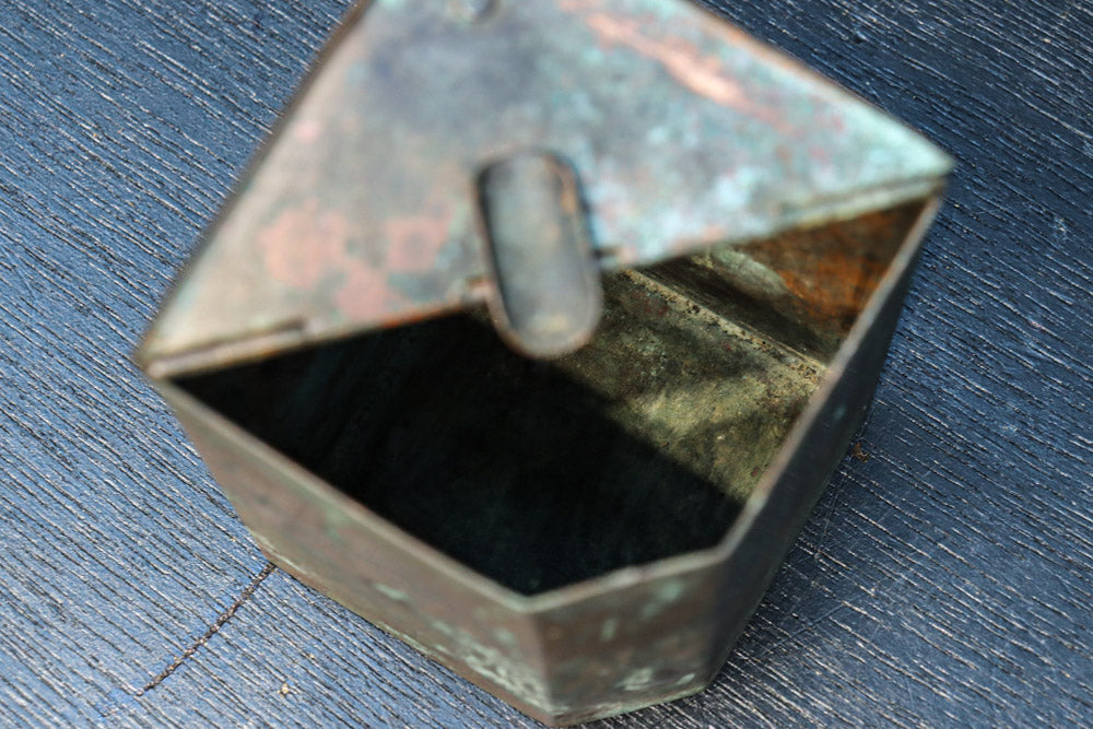 味わいが滲み出た銅製の小物入れ　DC7118