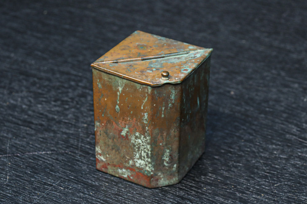 味わいが滲み出た銅製の小物入れ　DC7118