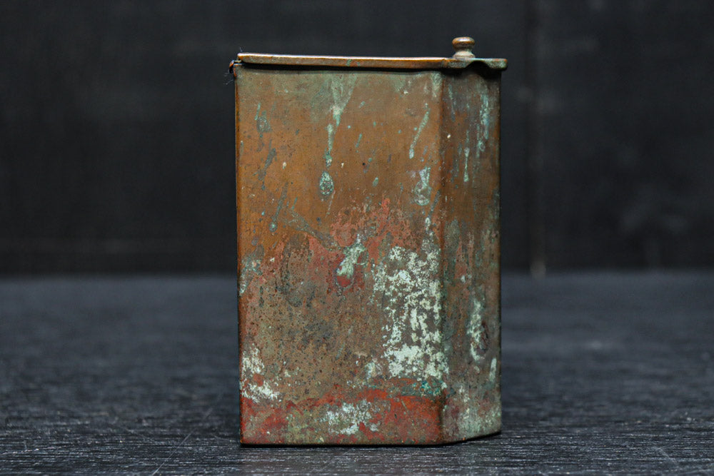 味わいが滲み出た銅製の小物入れ　DC7118