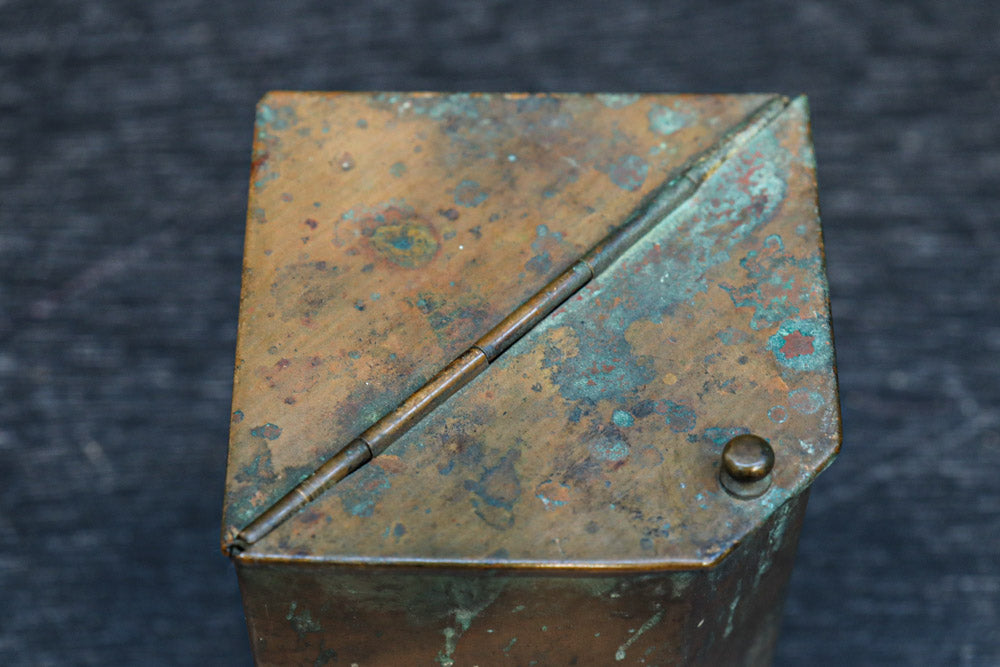 味わいが滲み出た銅製の小物入れ　DC7118