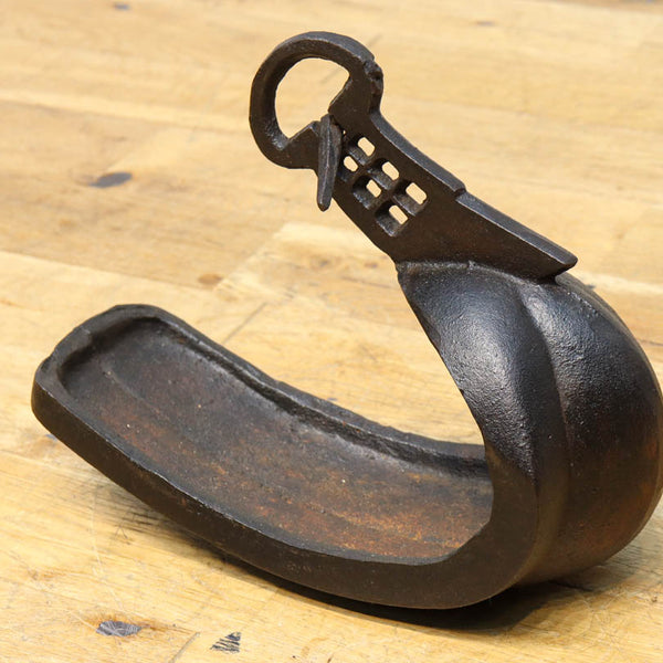 逸品　身嗜み道具②懐中道具　江戸期　明治時代　骨　鉄地　大奥　和骨董アンティーク 味わいある風合いが歴史を感じさせる重厚な鐙(あぶみ) DC7355
