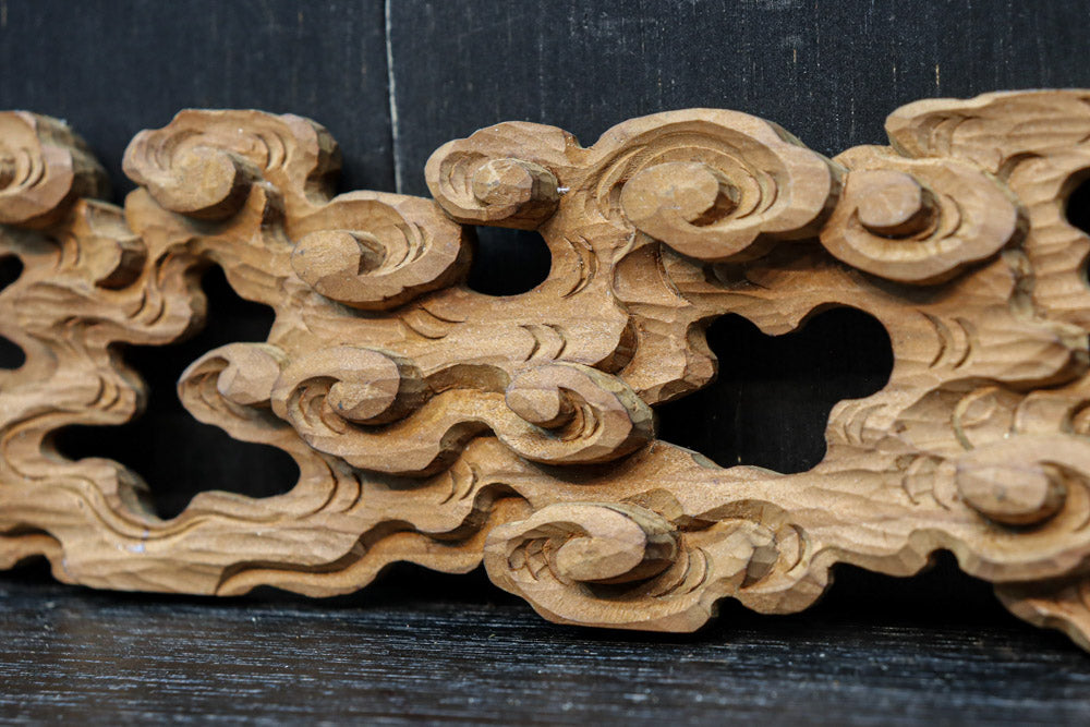 風の流れを感じられる雲を描いた小型彫刻飾り DC7496 – 古福庵