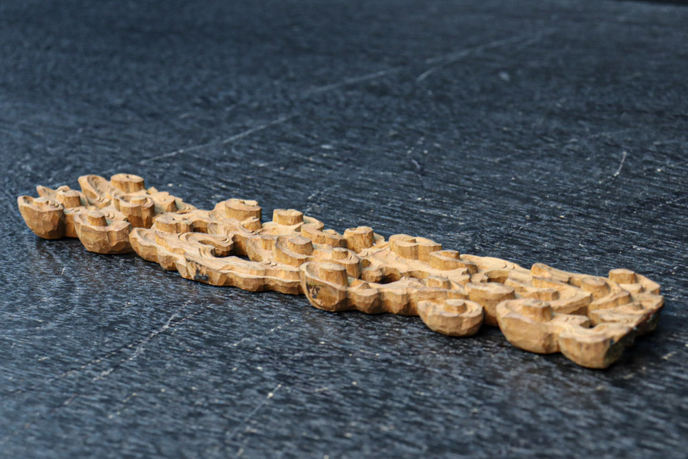 風の流れを感じられる雲を描いた小型彫刻飾り DC7496 – 古福庵