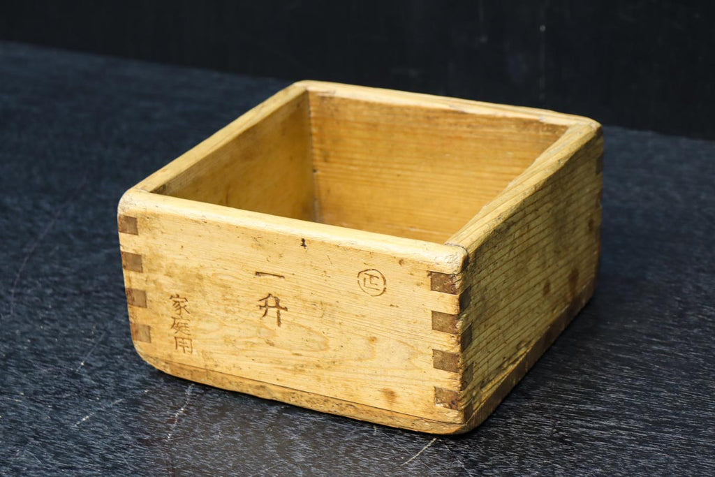 明治期 木製 使い馴染みの味わい溢れる一升マス米升 穀物量升 広島 古道具古民具 明るい木地の味わいある一升マス DC7629a – 古福庵 [ KOFUKUAN