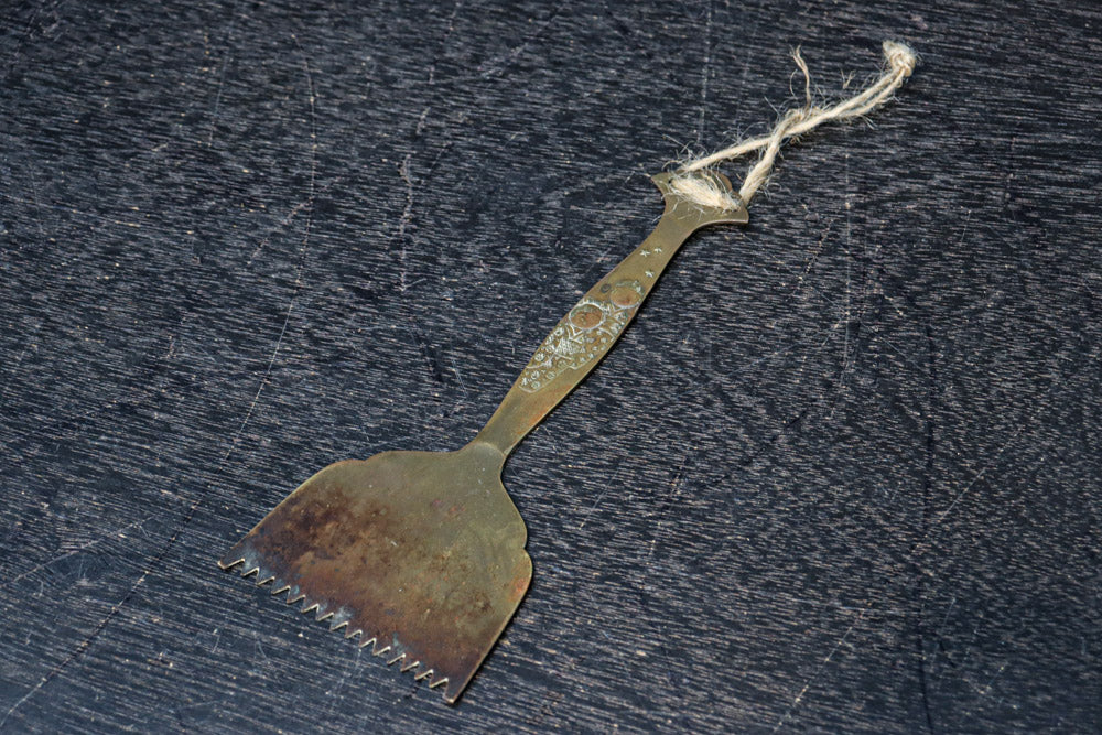 二人の子供が持ち柄に描かれた灰ならし　DC7687