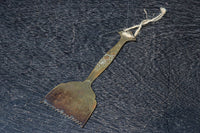 二人の子供が持ち柄に描かれた灰ならし　DC7687