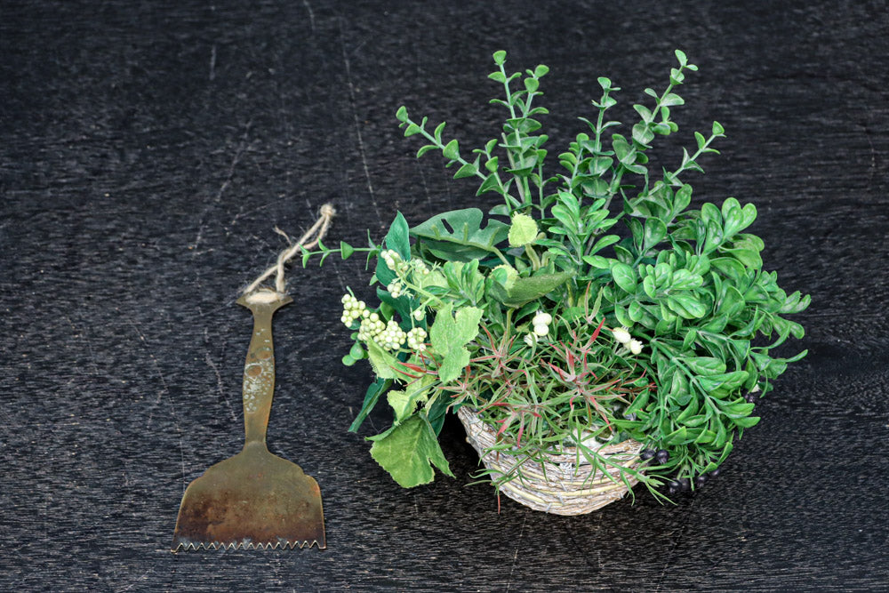 二人の子供が持ち柄に描かれた灰ならし　DC7687