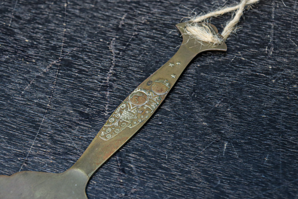 二人の子供が持ち柄に描かれた灰ならし　DC7687