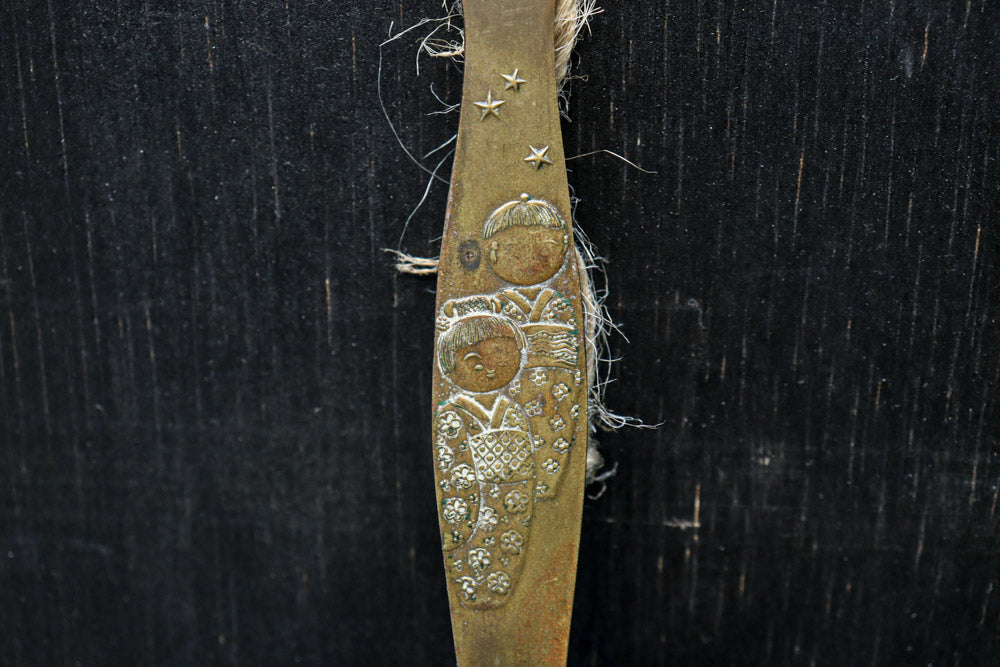 二人の子供が持ち柄に描かれた灰ならし　DC7687