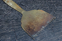 二人の子供が持ち柄に描かれた灰ならし　DC7687