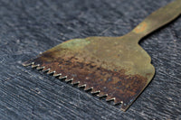 二人の子供が持ち柄に描かれた灰ならし　DC7687