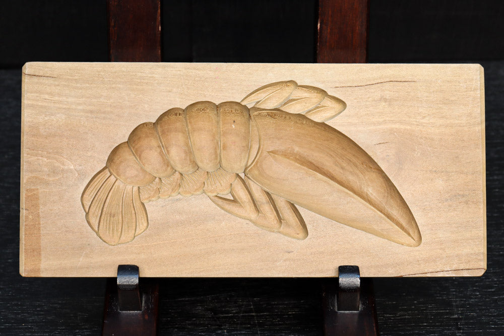 立派な海老の姿を描いた菓子型　DC7714a