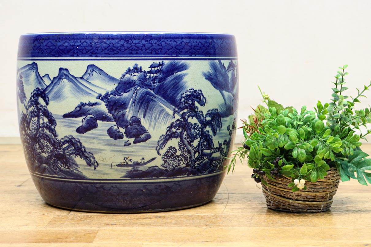 山間の川沿いの風景画を描いて落ち着いた雰囲気ある陶器製丸火鉢　DC7730