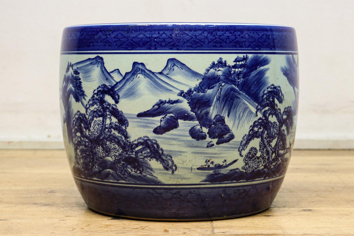 山間の川沿いの風景画を描いて落ち着いた雰囲気ある陶器製丸火鉢　DC7730