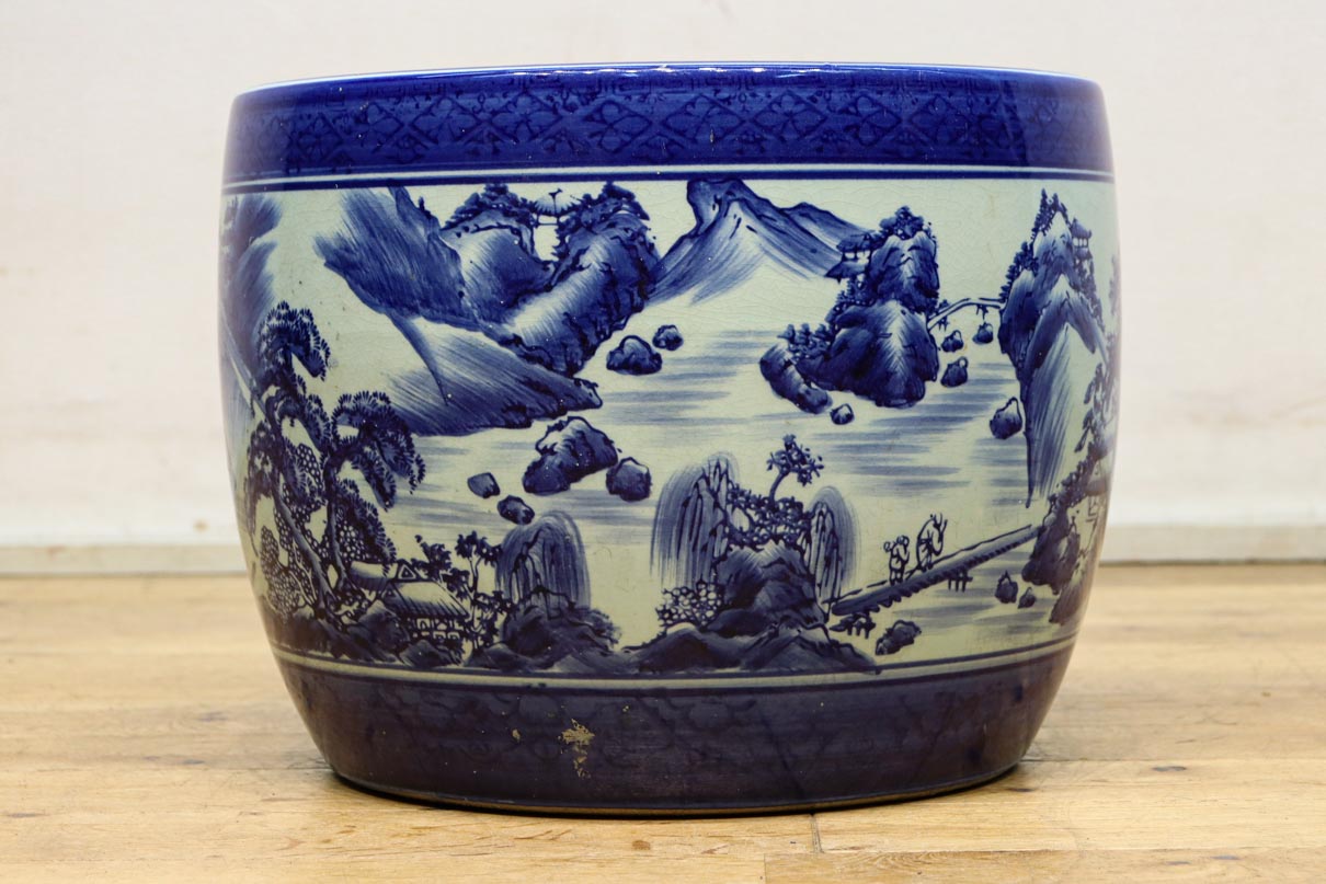 山間の川沿いの風景画を描いて落ち着いた雰囲気ある陶器製丸火鉢　DC7730