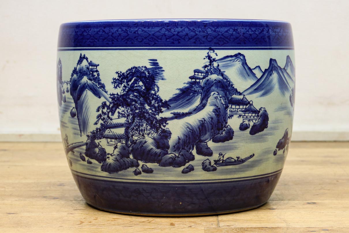 山間の川沿いの風景画を描いて落ち着いた雰囲気ある陶器製丸火鉢　DC7730