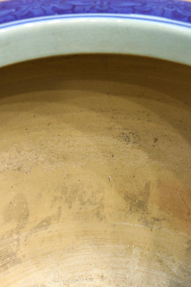 山間の川沿いの風景画を描いて落ち着いた雰囲気ある陶器製丸火鉢　DC7730