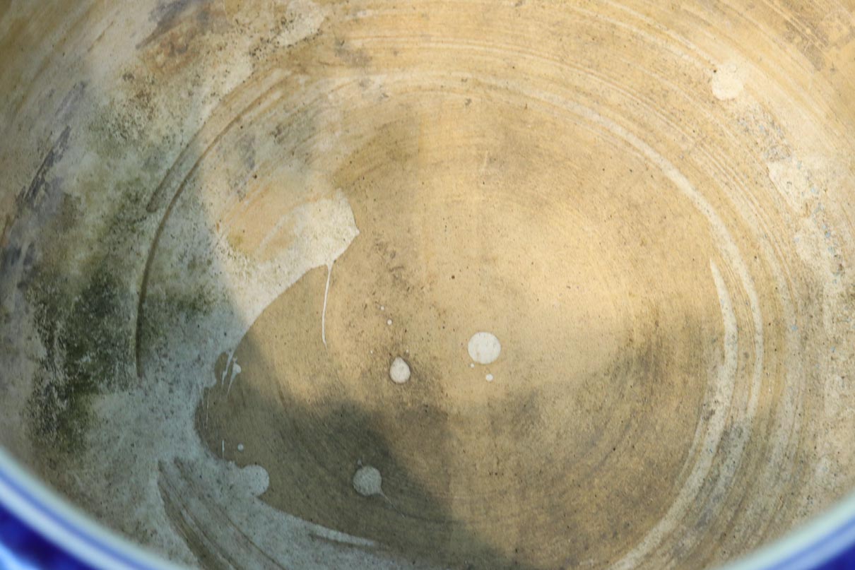 山間の川沿いの風景画を描いて落ち着いた雰囲気ある陶器製丸火鉢　DC7730