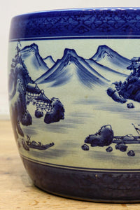 山間の川沿いの風景画を描いて落ち着いた雰囲気ある陶器製丸火鉢　DC7730