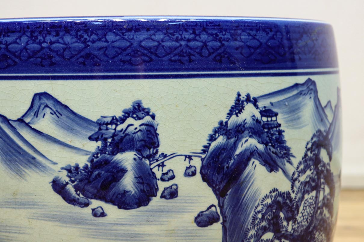 山間の川沿いの風景画を描いて落ち着いた雰囲気ある陶器製丸火鉢　DC7730