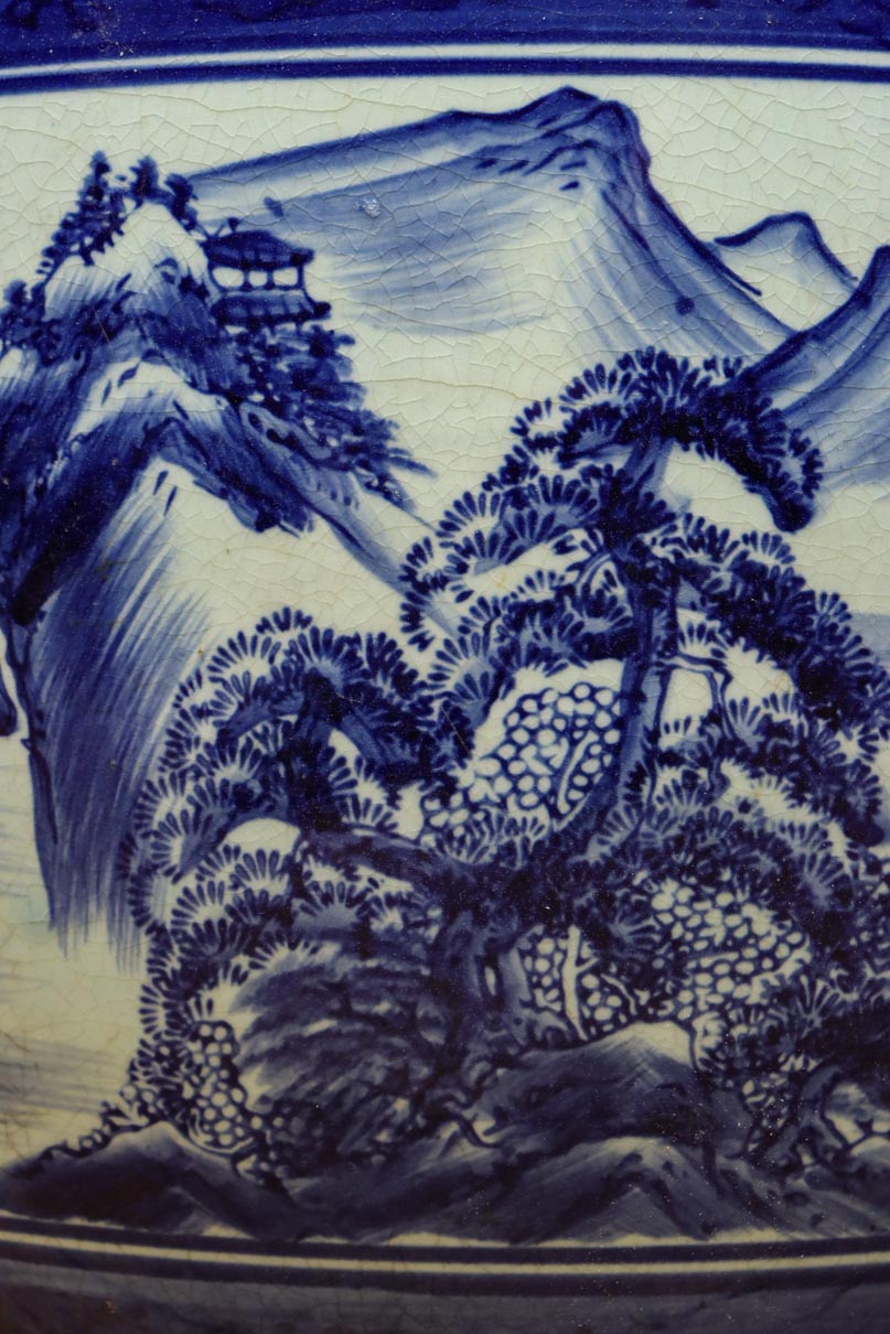 山間の川沿いの風景画を描いて落ち着いた雰囲気ある陶器製丸火鉢　DC7730