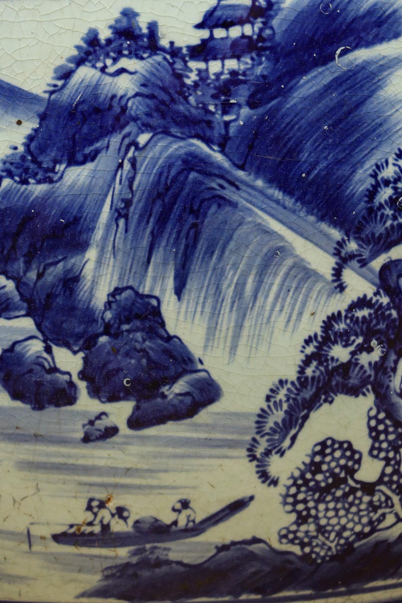 山間の川沿いの風景画を描いて落ち着いた雰囲気ある陶器製丸火鉢　DC7730