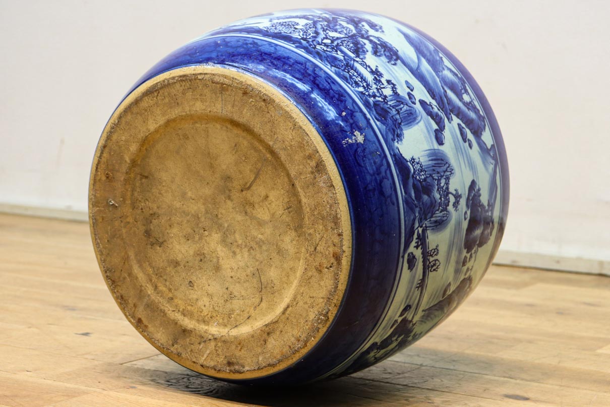 山間の川沿いの風景画を描いて落ち着いた雰囲気ある陶器製丸火鉢　DC7730