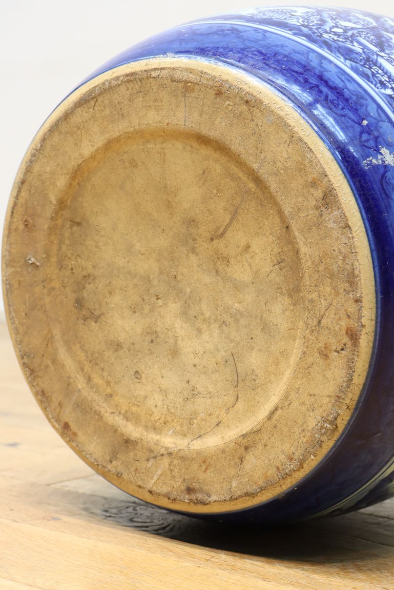 山間の川沿いの風景画を描いて落ち着いた雰囲気ある陶器製丸火鉢　DC7730