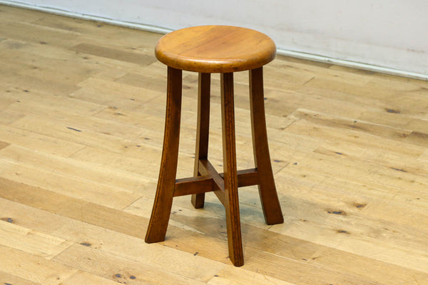柔らかな風合いの木地色のスツール　DC7740