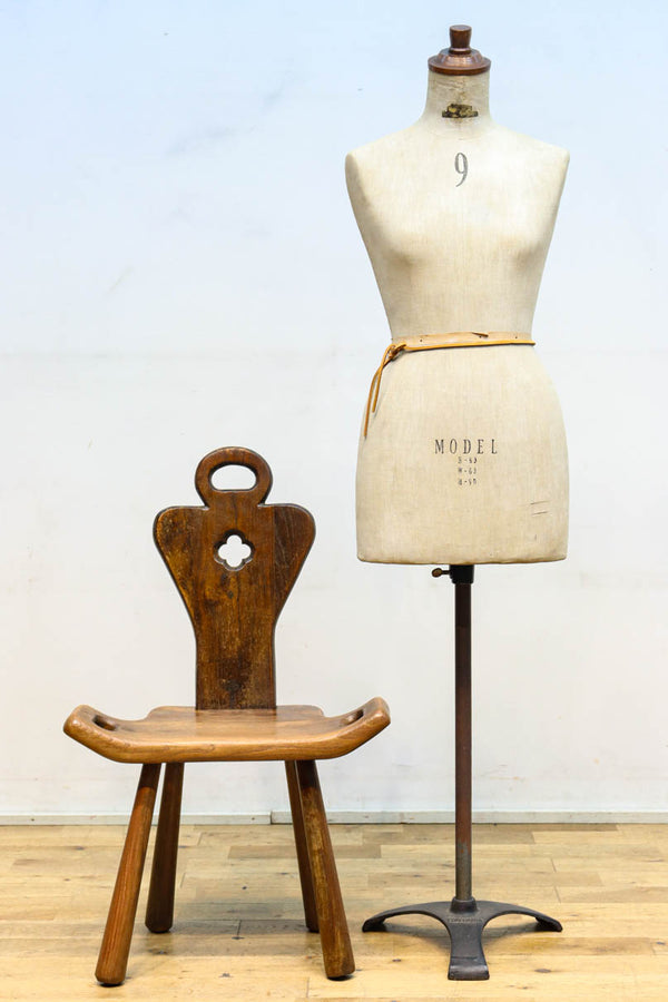 可愛らしいデザインが魅力的なアンティークチェアー　DC7787b