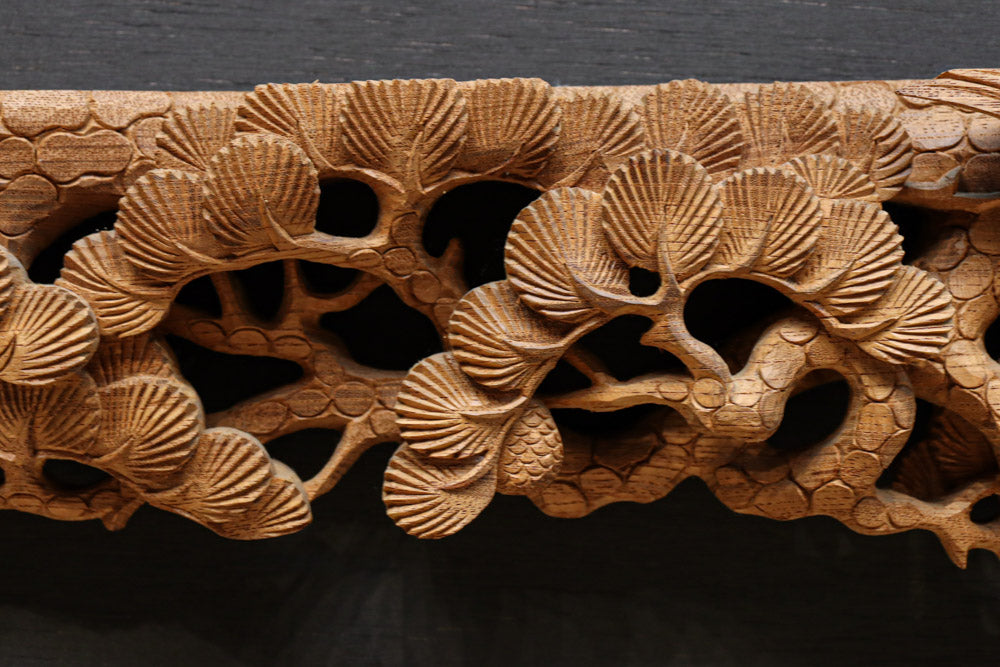 勇ましい鷹と松の木を描いた立体感のある彫刻飾り　DC7809