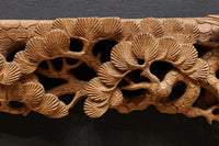 勇ましい鷹と松の木を描いた立体感のある彫刻飾り　DC7809