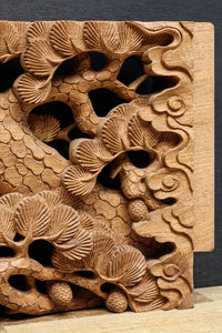 勇ましい鷹と松の木を描いた立体感のある彫刻飾り　DC7809