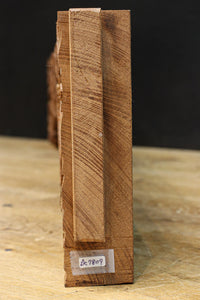 勇ましい鷹と松の木を描いた立体感のある彫刻飾り　DC7809