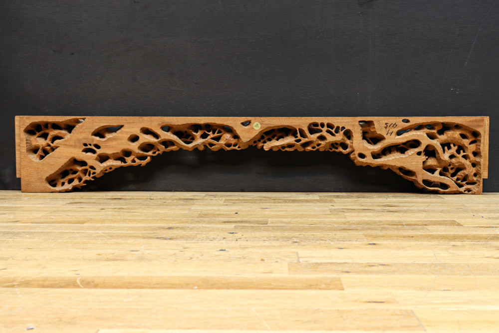 勇ましい鷹と松の木を描いた立体感のある彫刻飾り　DC7809